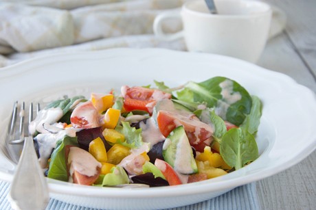 Bunter Salat mit Mayonnaise