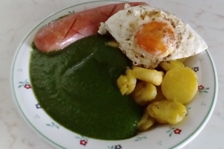 Gebratene Augsburger mit Spinat und Spiegelei