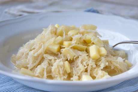 Krautsalat mit Apfelstückchen