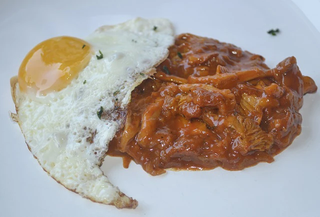 Eierschwammerl - Gulasch mit Spiegelei