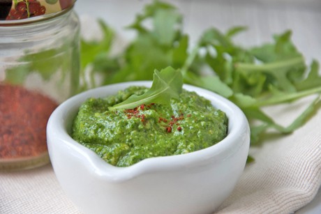 Scharfes grünes Pesto