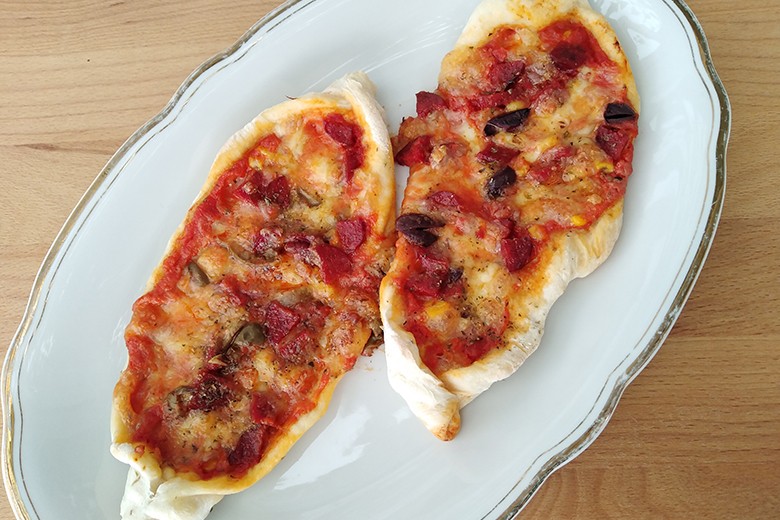 Pizzagondeln mit Salami