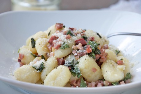 Salbeignocchi mit Speck