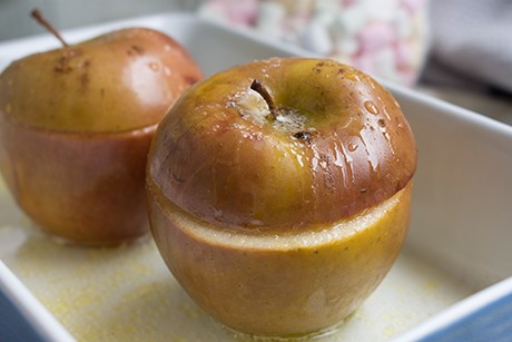 Vegane Bratäpfel mit Dateln, Feigen und Walnüssen