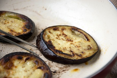Marinierte Melanzani aus der Grillpfanne