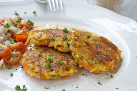 Gemüsepuffer mit Tomatensalat