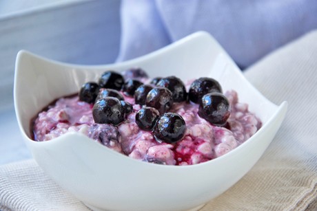 Hüttenkäse mit Beeren