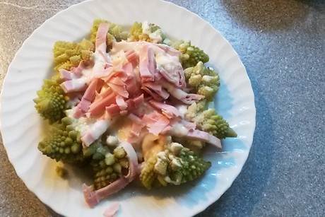 Romanesco mit Schinken-Käsesauce