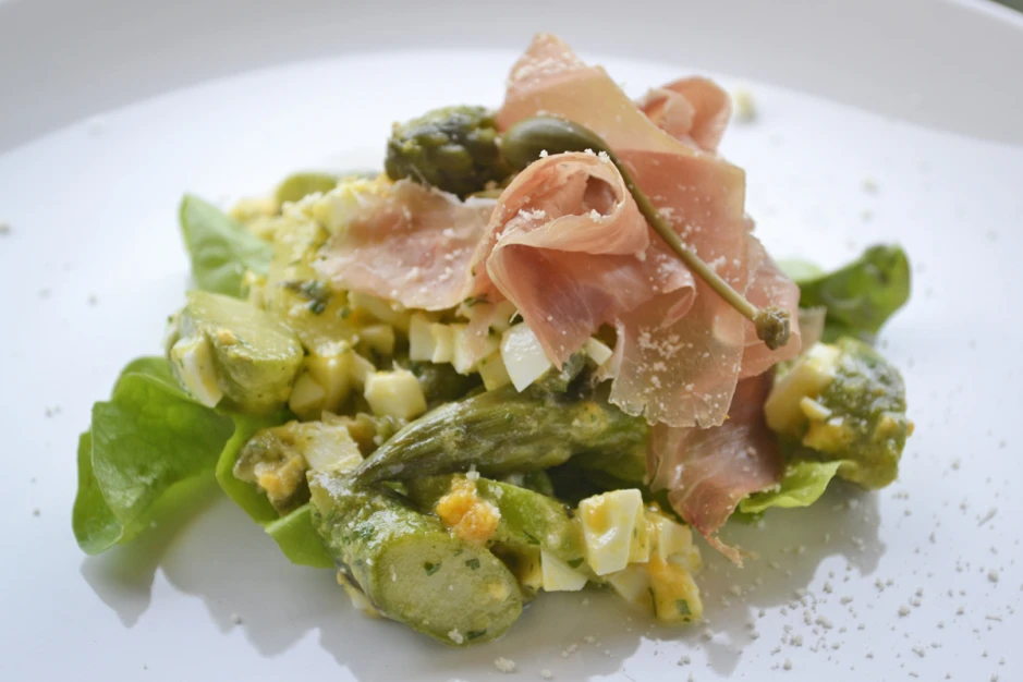 Spargelsalat mit K&auml;se - Kr&auml;utervinaigrette
