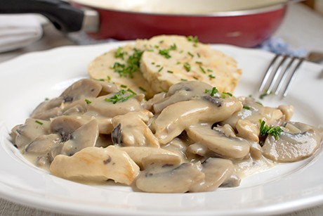 Hühnergeschnetzeltes in Champignon - Pfefferrahmsauce