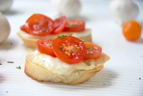 Knoblauch-Ciabatta mit Tomaten