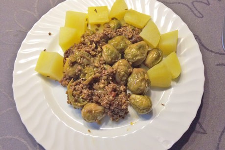 Scharfes Faschiertes mit Kohlsprossen und Kümmelkartoffel