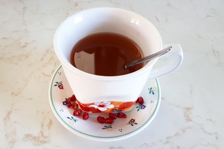 Heißer Granatapfel mit Hibiskus