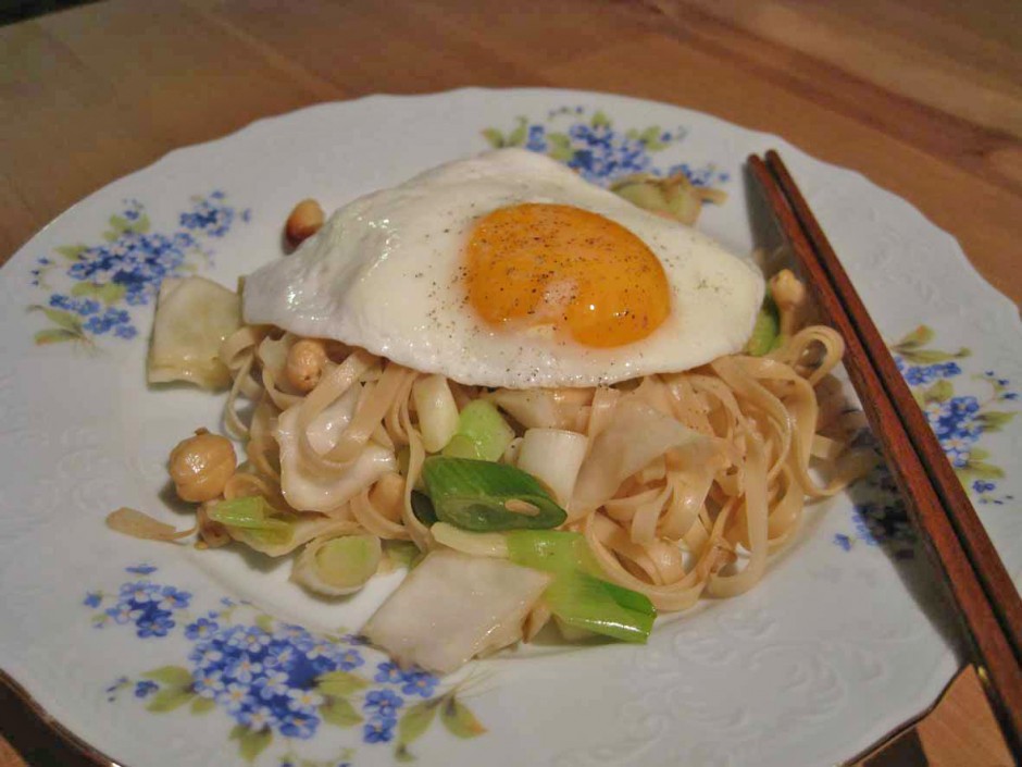 Gebratene chinesische Eiernudeln mit frischem Gemüse und Nüssen