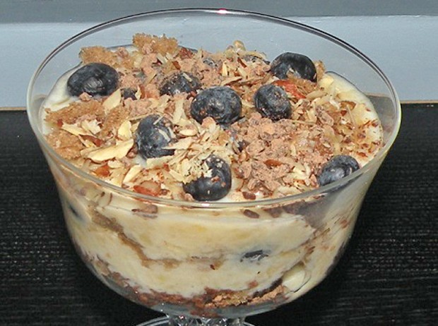 Schichtdessert aus Heidelbeeren, Schwarzbrot und Bananendickmilch
