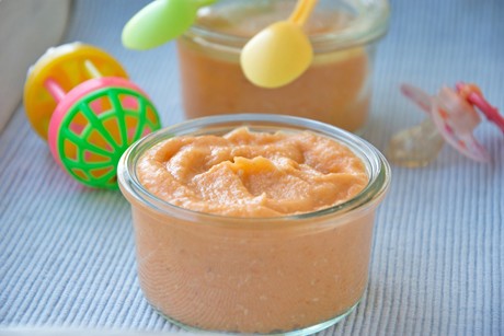 Haferflocken-Brei mit Apfel- und Karottensaft