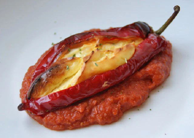Flaumige Schafkäse Paprika mit Tomatensauce