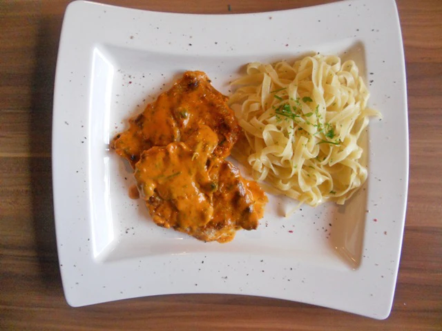 Gebratene Kalbsschnitzel mit Kapernrahmsauce