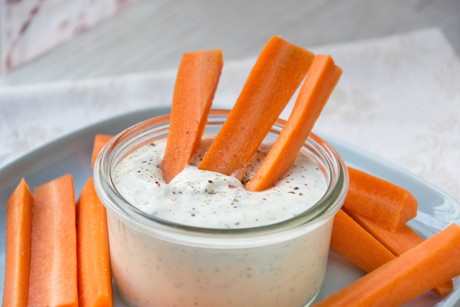 Karottensticks mit Knoblauchrahm