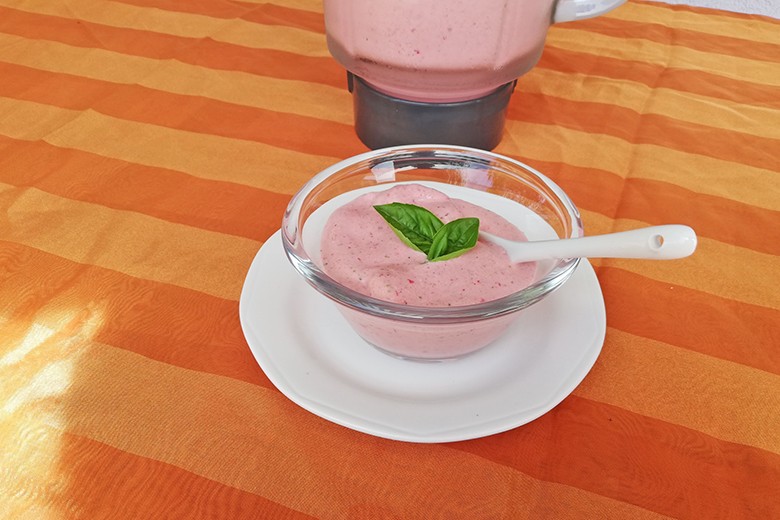 Erdbeer-Balsamico-Basilikum Frozen Yoghurt
