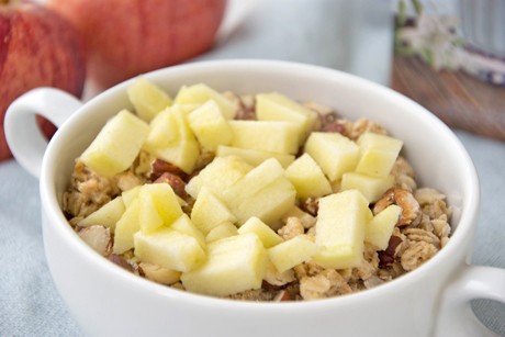 Nussmüsli mit Apfel