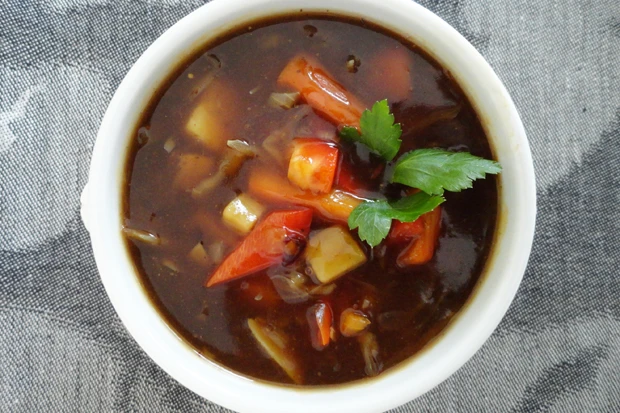 Chinesische Gemüsesuppe mit Sprossen und Tofu