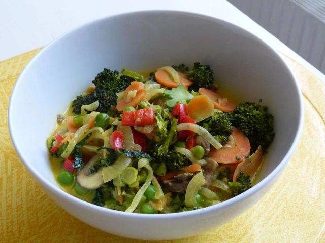 Brokkoli, Karotten und Pilze in Kokos Curry Creme
