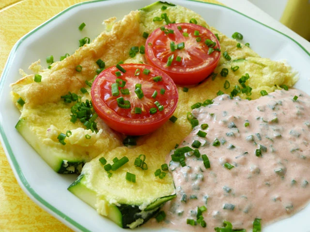 Zucchini mit Käse Mandel Kruste und rosaroter Schnittlauchsauce