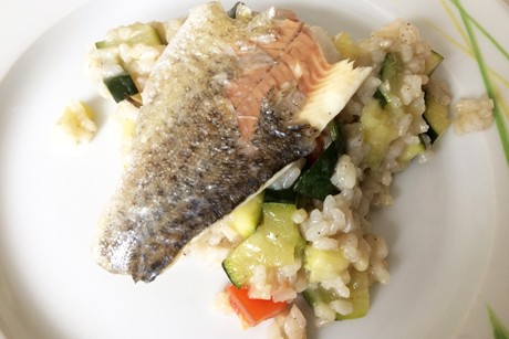 Zucchinirisotto mit Lachsforelle