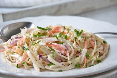Bunter Krautsalat mit Joghurtdressing