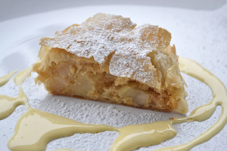 Birnenstrudel mit Weinschaum