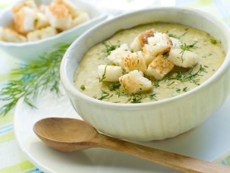 Zucchinicremesuppe mit Brotwürfeln