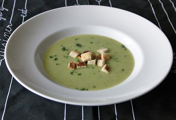 Zucchinicremesuppe mit Brotwürfeln