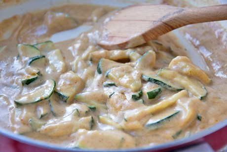 Zucchini-Erdnusssauce