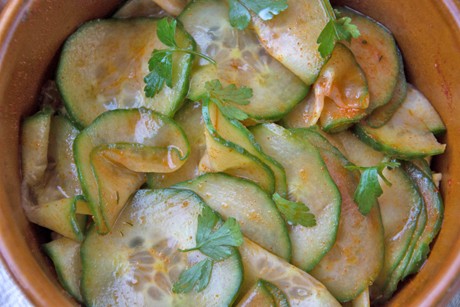 Gurkensalat mit Paprikadressing