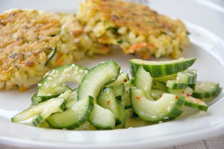 Pikanter Gurkensalat mit Sesam