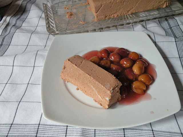 Nougat Terrine mit Kirschensauce