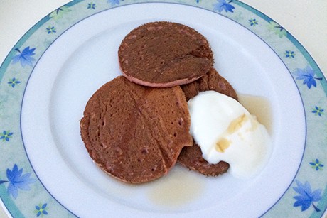 Smoothie-Pancakes mit Beeren und Nüssen