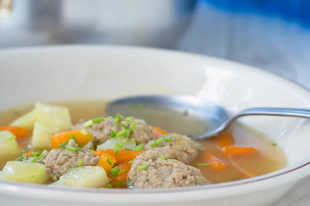 Gemüsesuppe mit Fleischbällchen