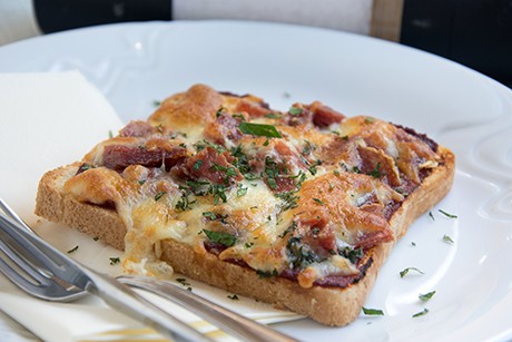 Gebackenes Pizzasandwich