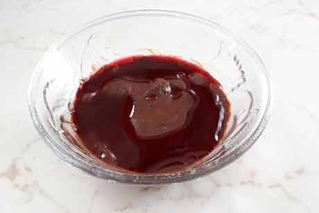 Schokomousse mit Erdbeersirup