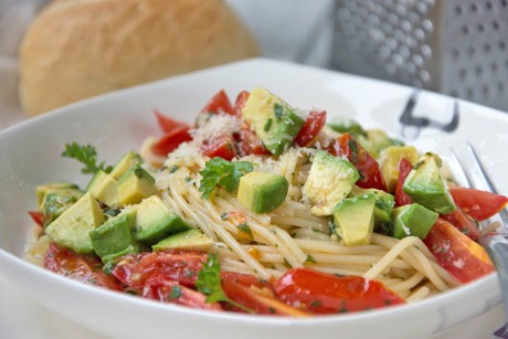 Fruchtige Avocado-Pasta
