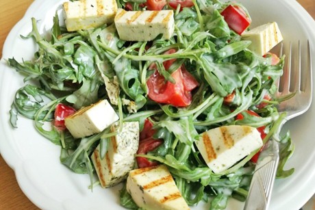 Rucola Salat mit Käse und rotem Gemüse