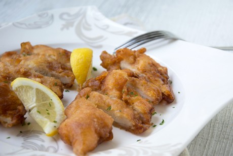 Putenschnitzel in Kräuterbierteig