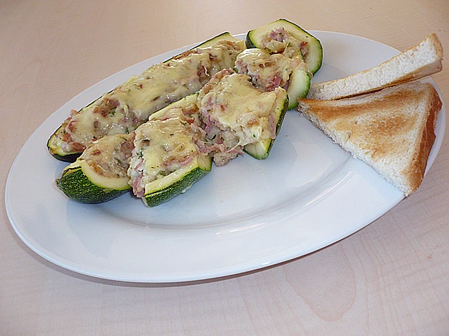 Gefüllte Zucchini
