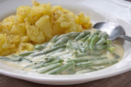 Rahmfisolen mit gerösteten Kartoffeln