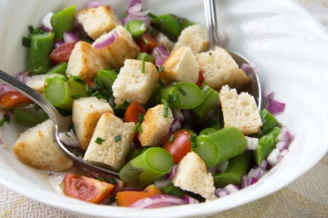 Brotsalat mit Spargel