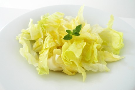 Eisbergsalat mit Balsamicodressing