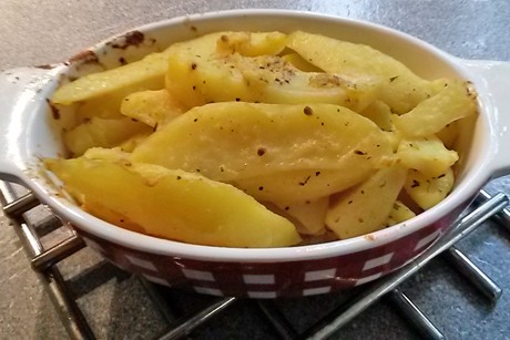 Kartoffelspalten mit Grillbutter