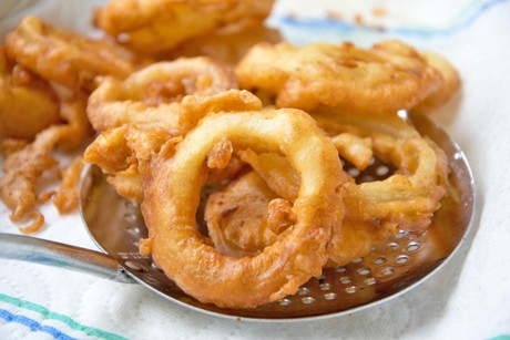 Gebackener Zwiebel in Bierteig